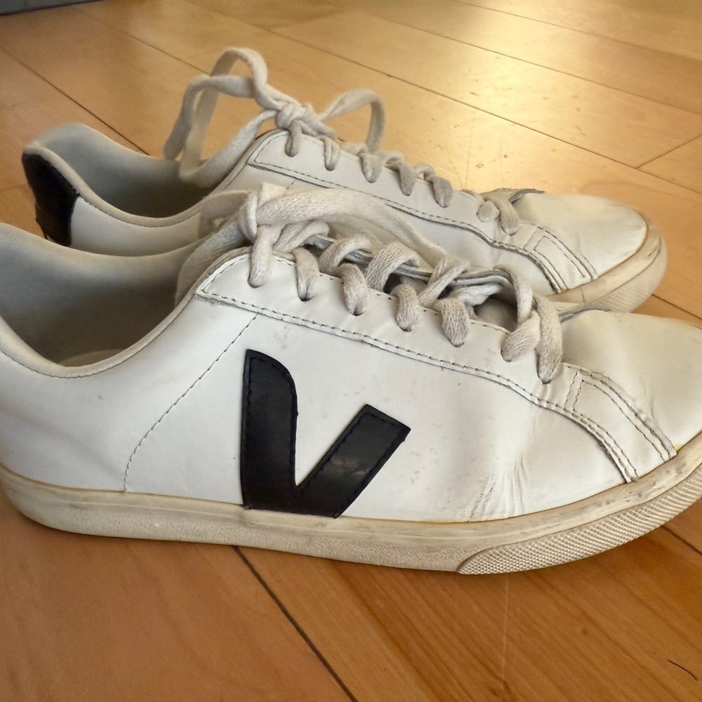 Veja Esplar Leather Low-Top Sneaker